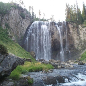 Dununda Falls from one of the hot pools below